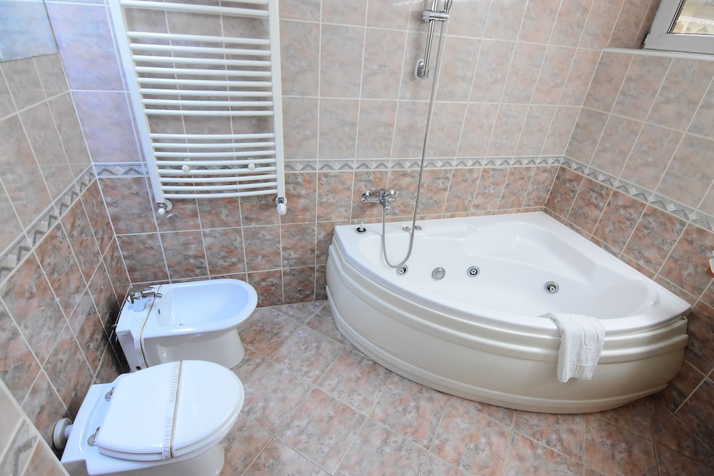 Executive Suite - Photo 8