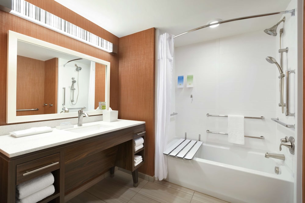 Suite, 1 King Bed, Accessible, Bathtub