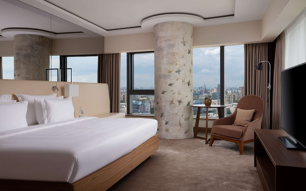 Family Room, City View photo 1