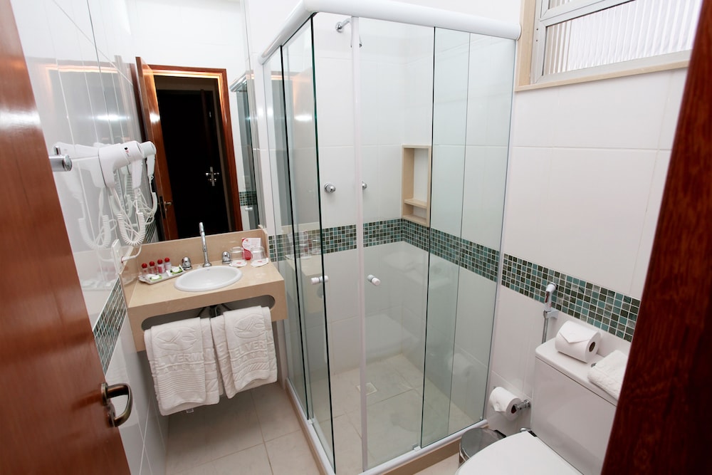 Standard Twin Room, 2 Twin Beds thumbnail 6