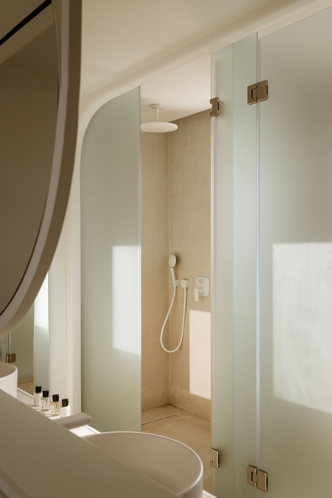 Signature Suite, Jetted Tub, Sea View - Photo 19