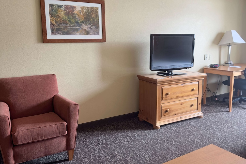 Suite, 1 King Bed with Sofa bed, Non Smoking, Jetted Tub photo 3