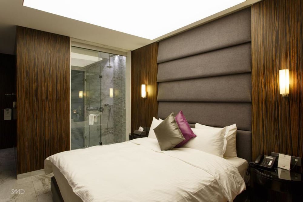 Luxury Room, 1 King Bed, Partial Sea View photo 2