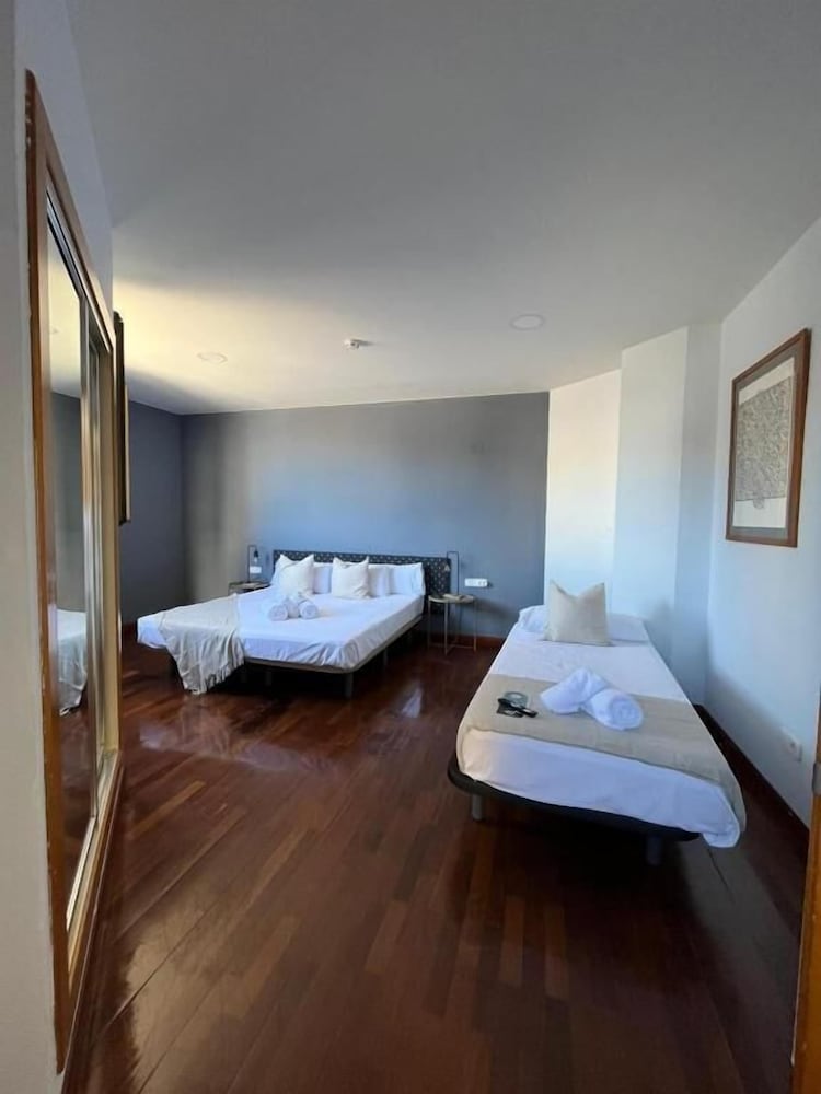 Economy Triple Room photo 3