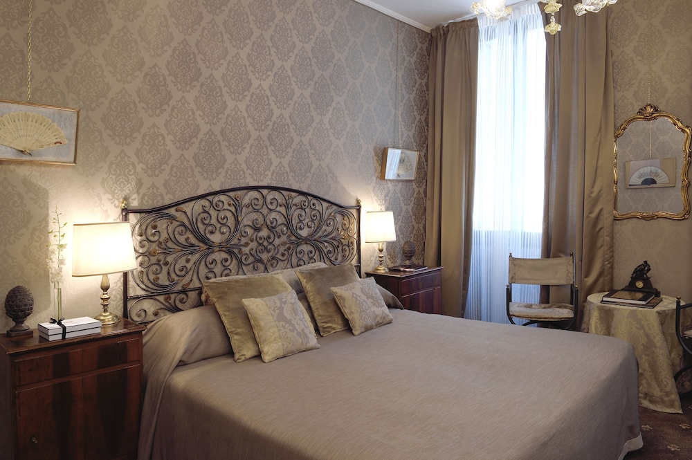 Classic Double Room with One Twin Bed and 2 Adults Occupancy (Non Smoking)