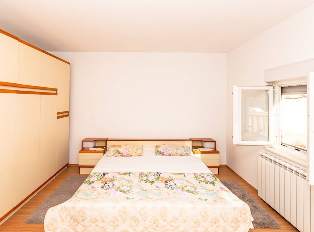 Apartment (Three Bedroom Apartment with Terrace)