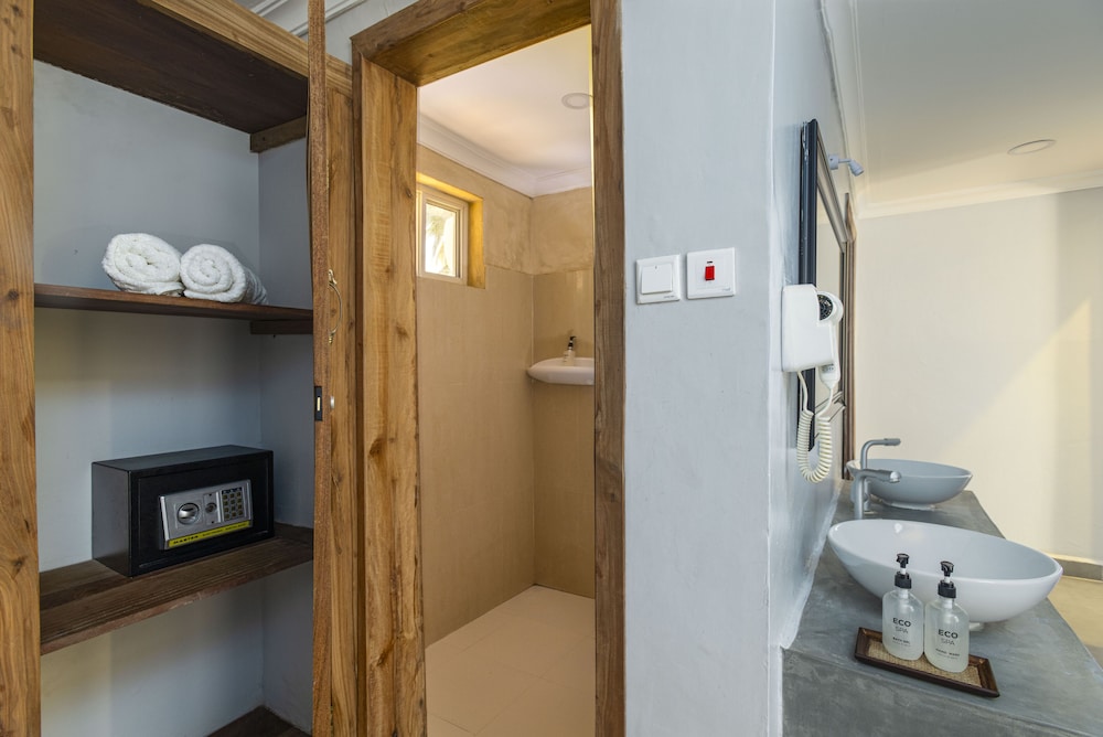 Deluxe Double Room, 1 King Bed, Ensuite, Pool View