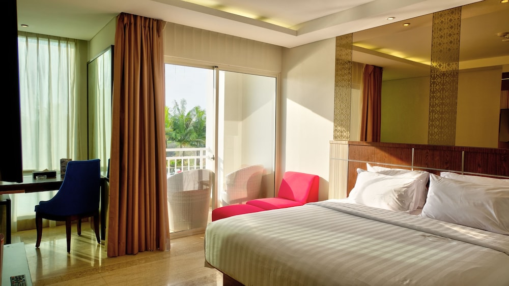Deluxe Room, 1 King Bed, Pool View