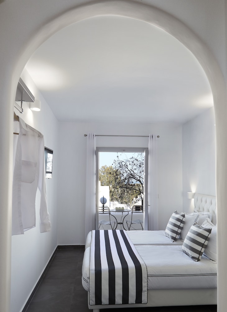 Elegant White Deluxe Room with Private Balcony - Photo 3