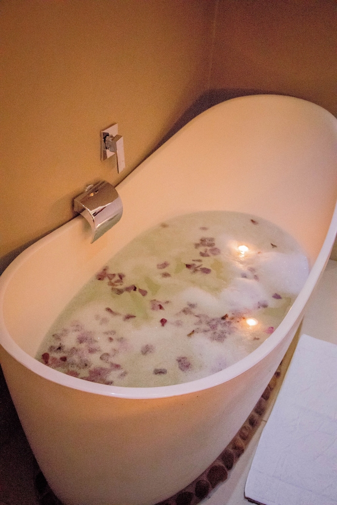 Comfort Room, 1 King Bed, Ensuite, Garden View photo 2