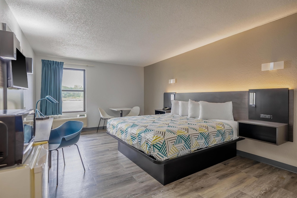 Deluxe Room, 1 King Bed, Non Smoking - Photo 5