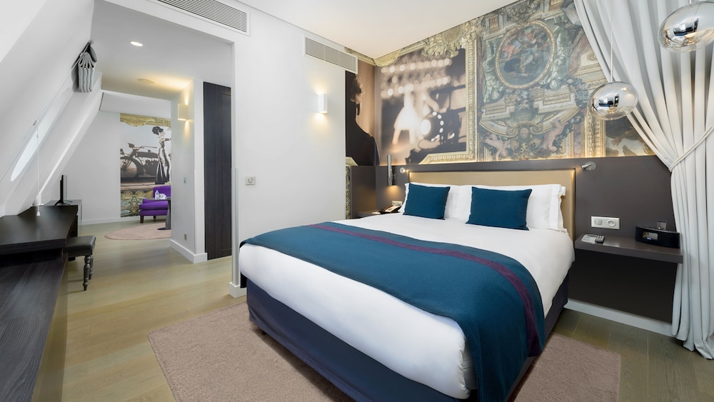 Suite, 1 Queen Bed with Sofa bed photo 1