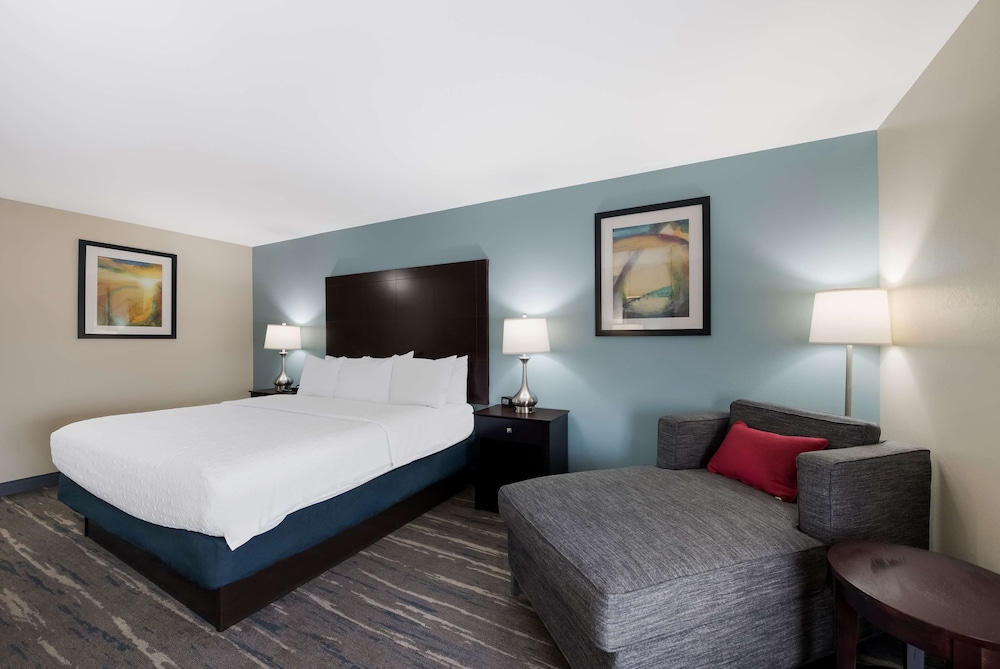 Room, 1 King Bed, Accessible, Non Smoking - Photo 4