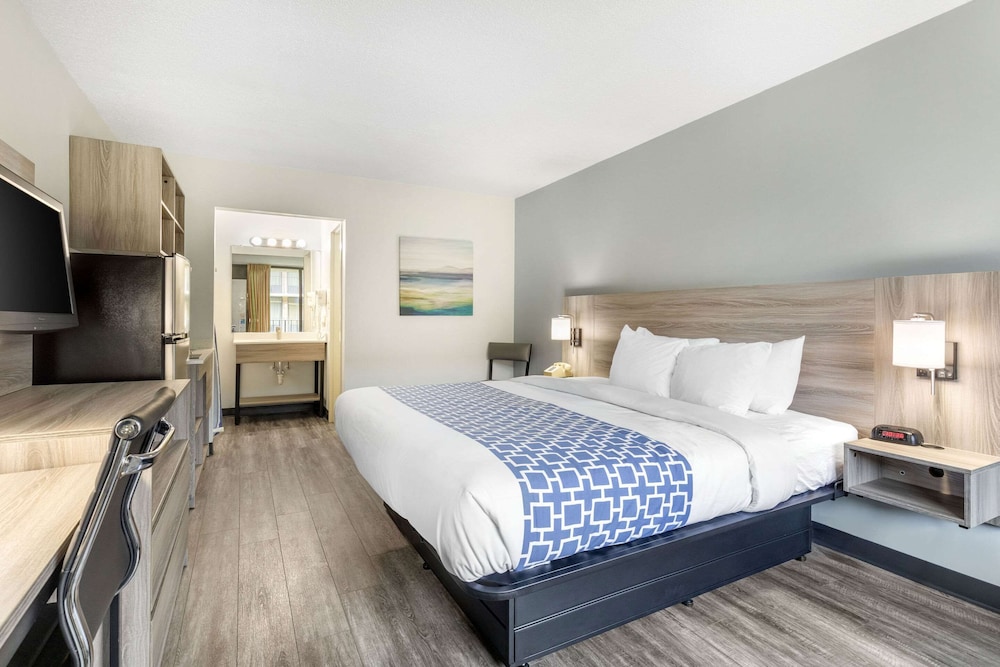 Room, 1 King Bed, Non Smoking (Efficiency) - Photo 1