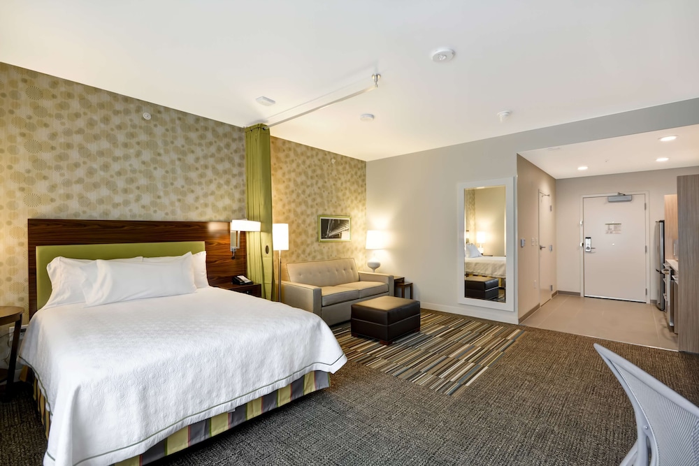 Suite, 1 Queen Bed, Accessible (Roll-In Shower) photo 2