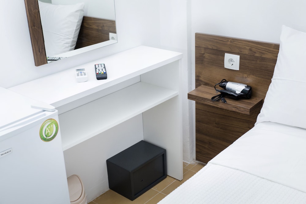 Economy Single Room, 1 Queen Bed, Non Smoking, Courtyard View