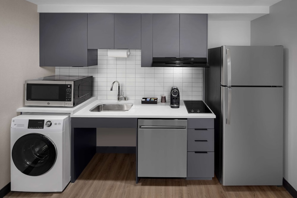 Suite, 1 Bedroom (with Washer & Dryer) - Photo 4