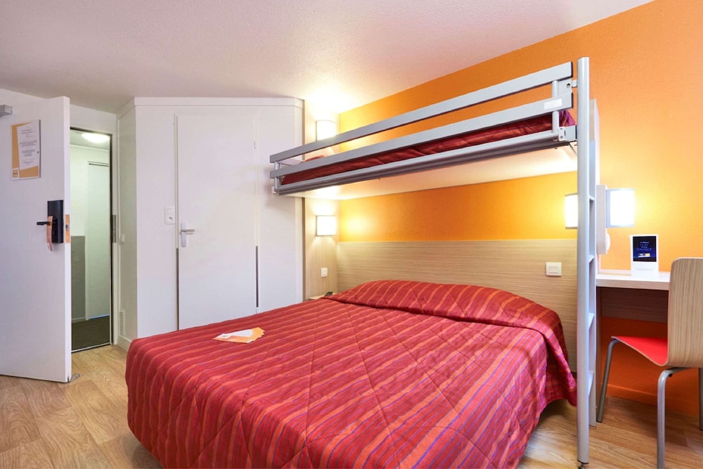 Standard Room, 1 Twin Bed (1 Double and 1 Single bed) photo 3