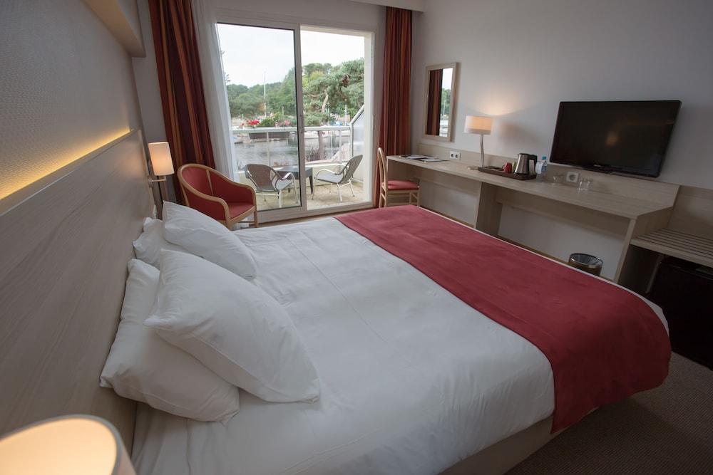 Exclusive Room, 1 King Bed, Balcony, Sea View (Larger Room;Twin bed on request) photo 3