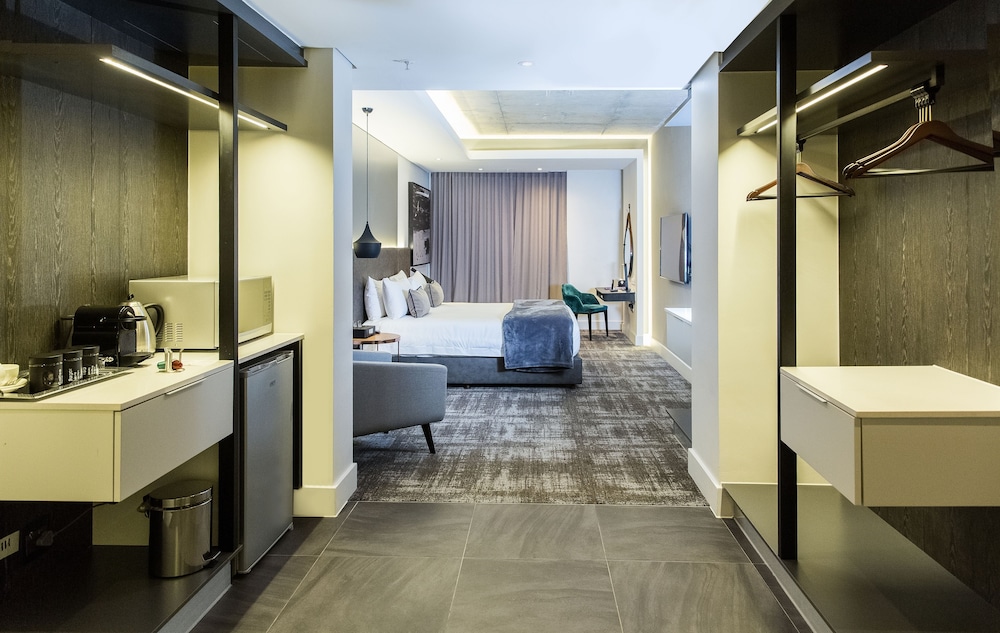 Luxury Suite, 1 King Bed, Ensuite photo 3