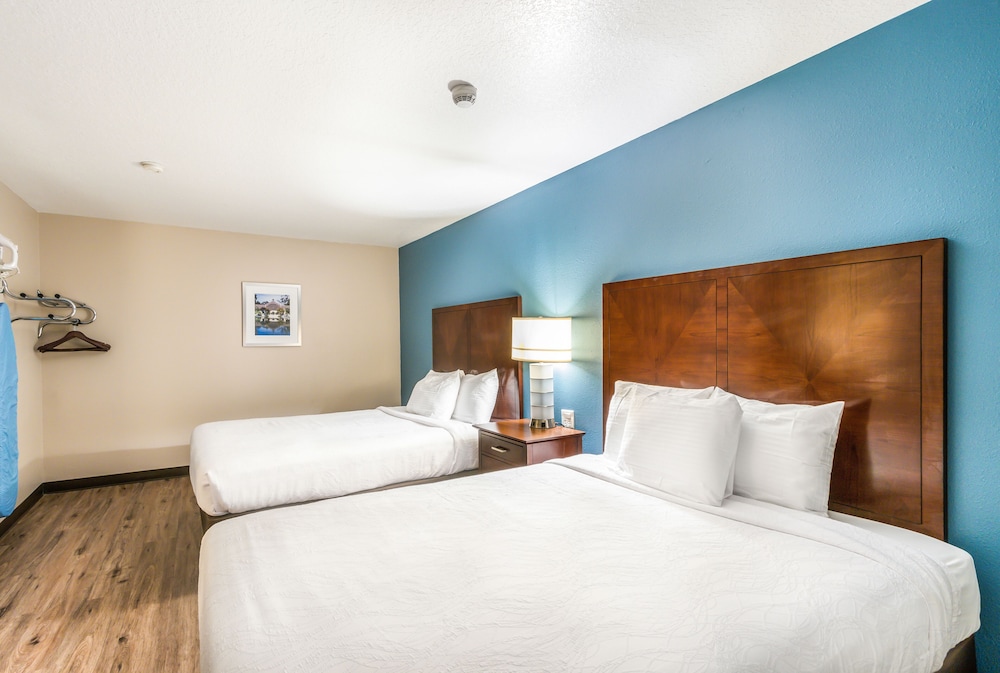 2 Queen Beds Separate Living Room photo 3