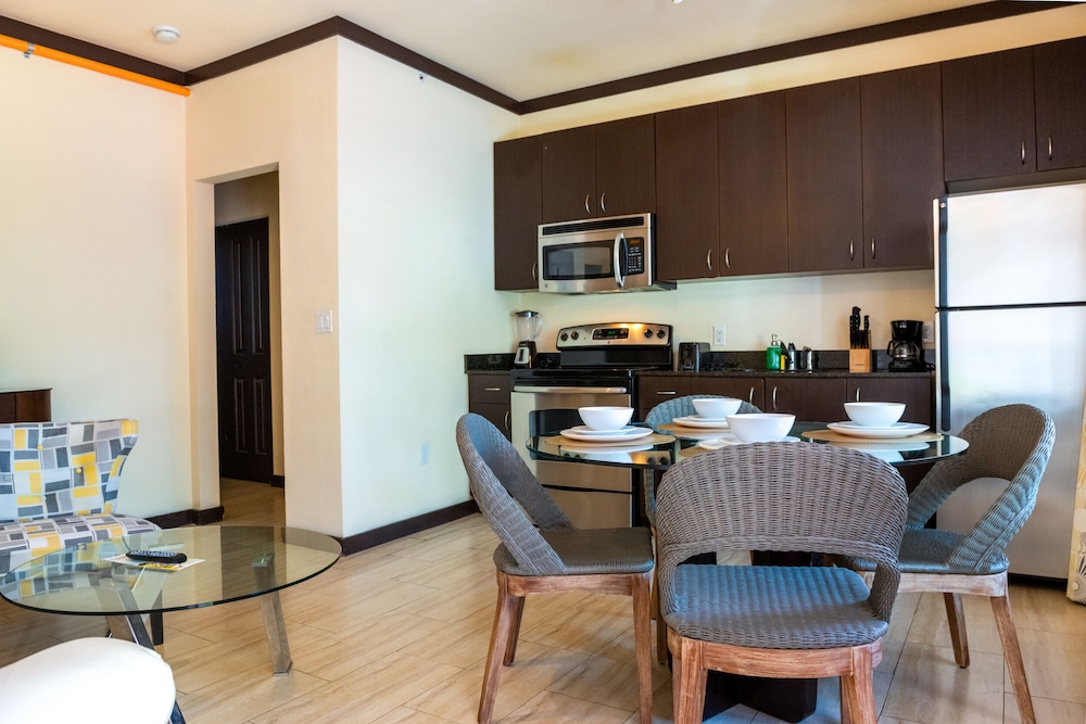 One Bedroom Queen Suite - Photo 10