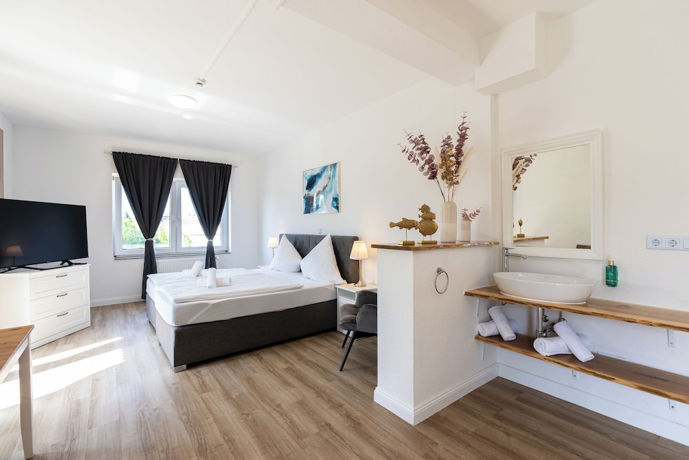 Deluxe Double Room, 1 King Bed, Bathtub, Corner photo 2