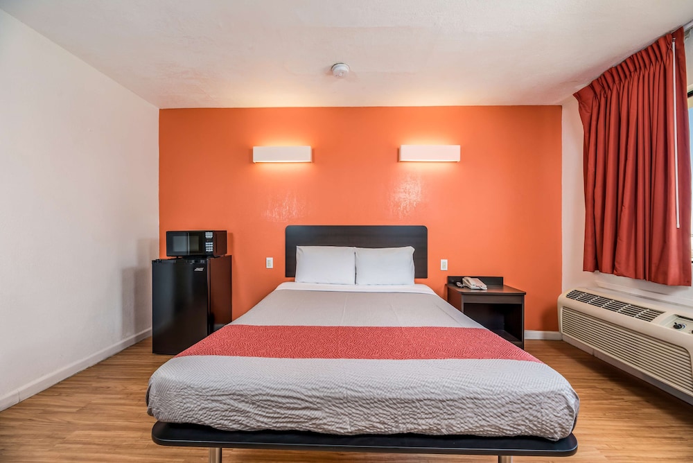 Standard Room, 1 Queen Bed, Non Smoking photo 2