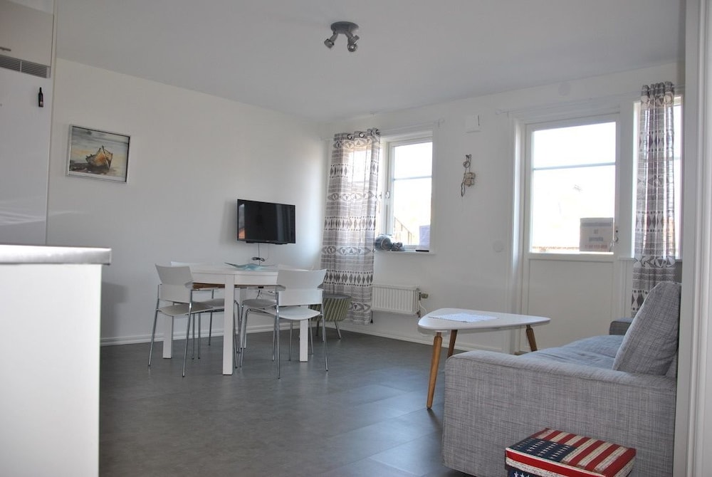 Apartment, 2 Twin Beds, Non Smoking, Partial Sea View photo 3
