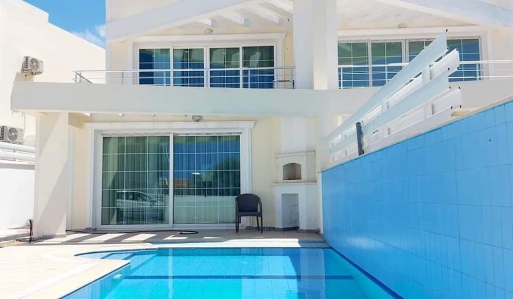 Villa photo 2
