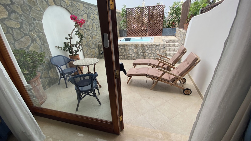 Deluxe Studio Suite, 1 Bedroom, Private Pool - Photo 4
