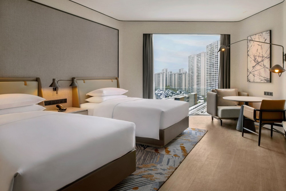 Deluxe Room, 2 Double Beds, City View photo 3