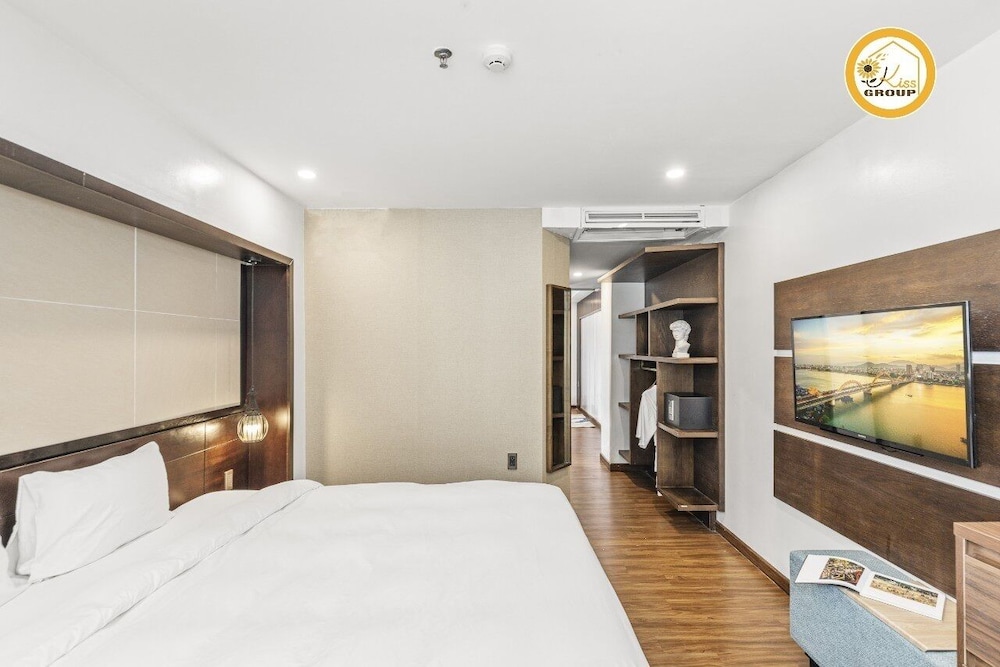 Apartment, 1 Bedroom, Bathtub, City View - Photo 1