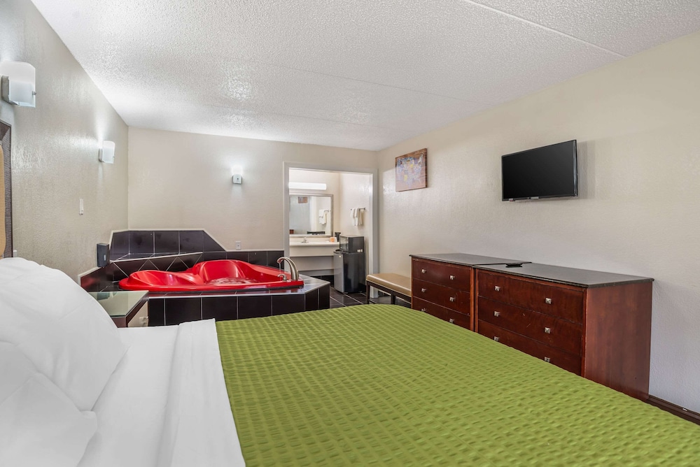 Standard Room, 1 King Bed, Non Smoking, Jetted Tub - Photo 5