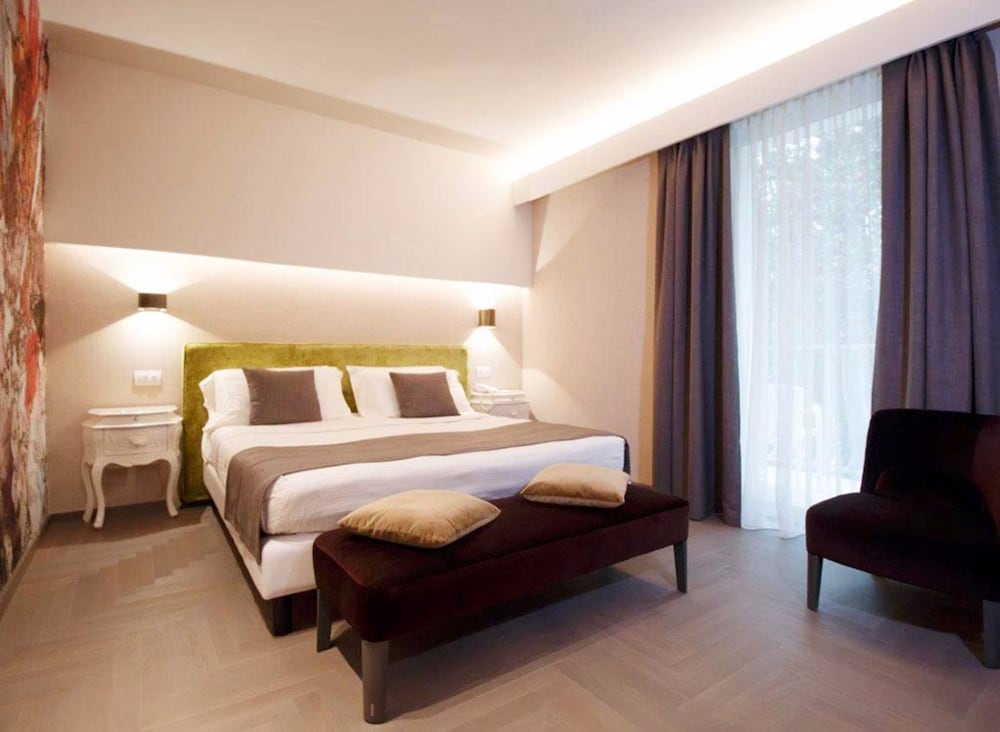 Double Room, Private Bathroom (King) - Photo 2