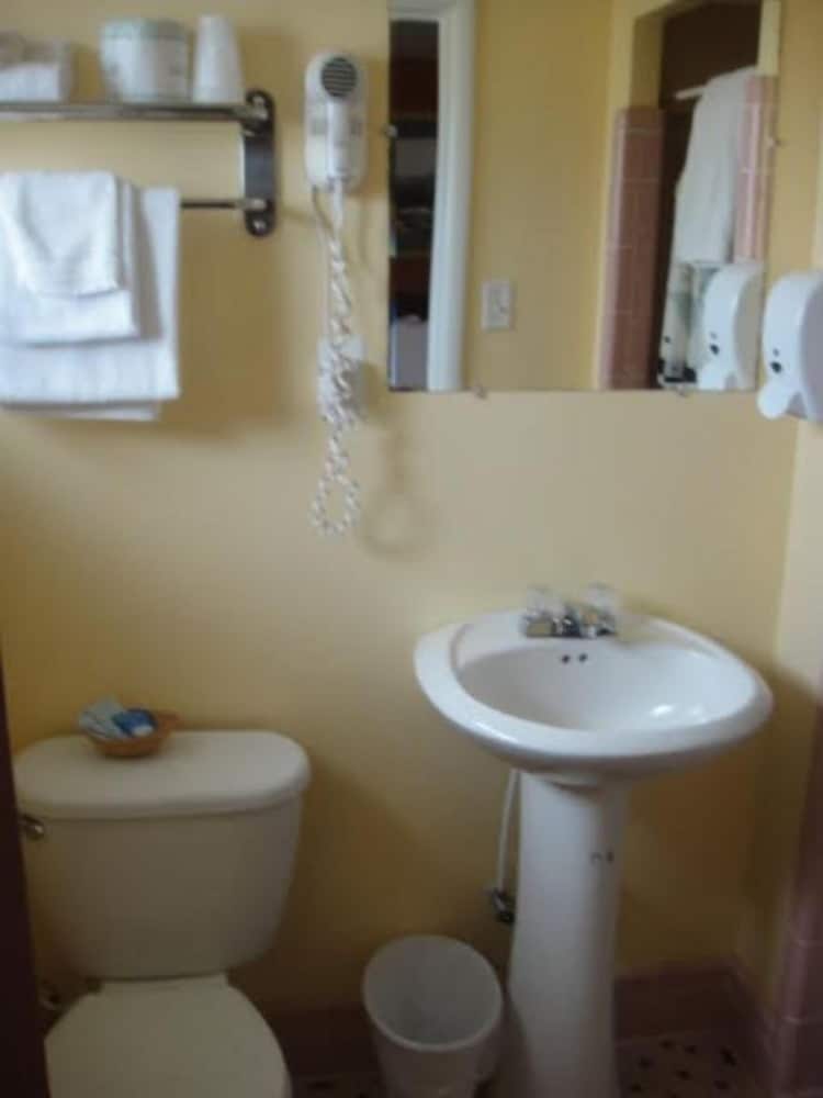 Standard Room, 2 Queen Beds photo 3
