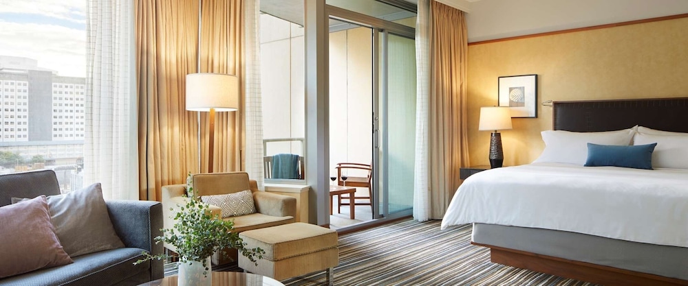 Suite, 1 King Bed, Balcony thumbnail 5