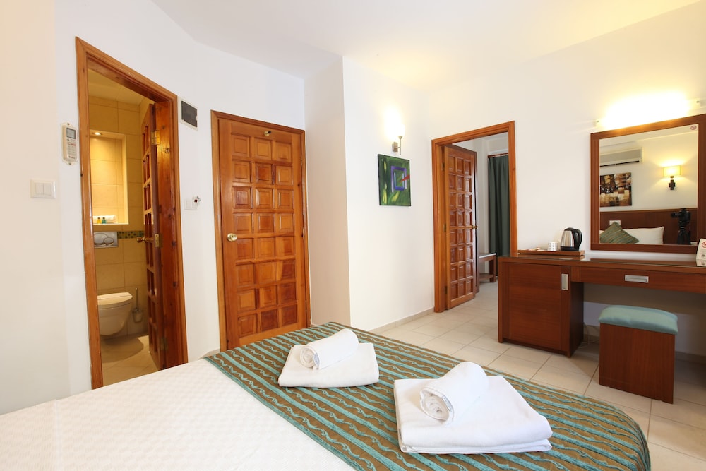 Family Suite, 1 Double Bed with Sofa bed, Partial Sea View photo 1