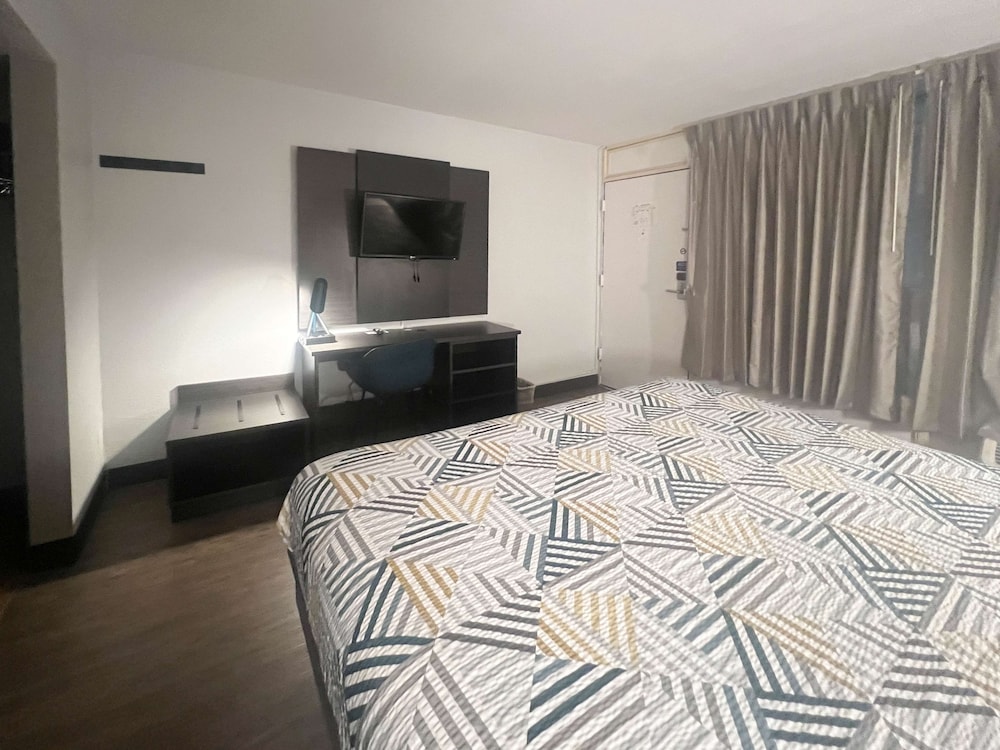 Standard Room, 1 King Bed, Non Smoking, Refrigerator & Microwave - Photo 5