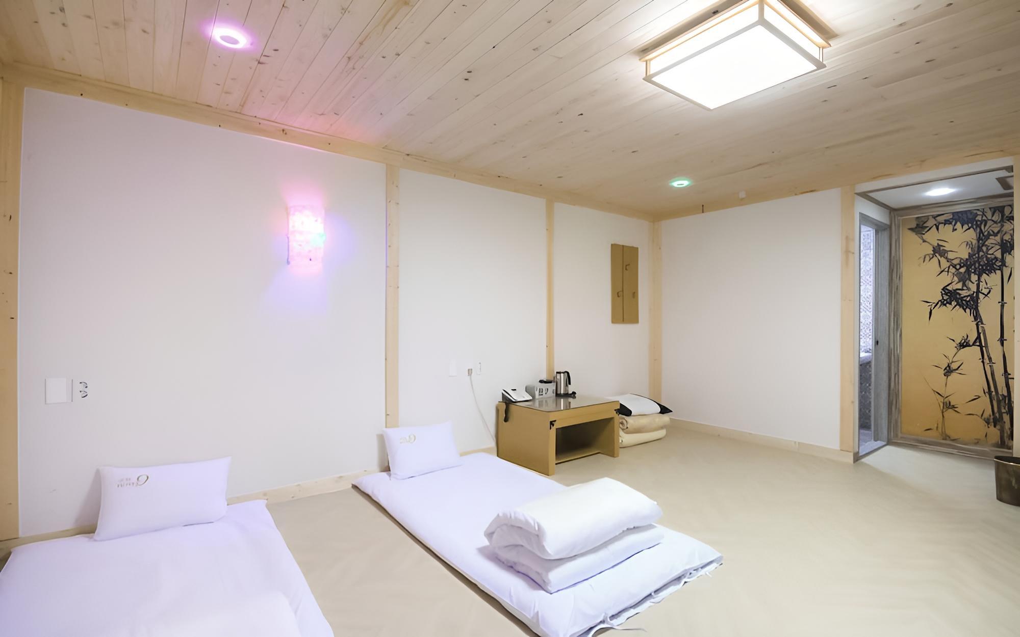 Room (Cypress Ondol-Hanok type (100% disinf) photo 2