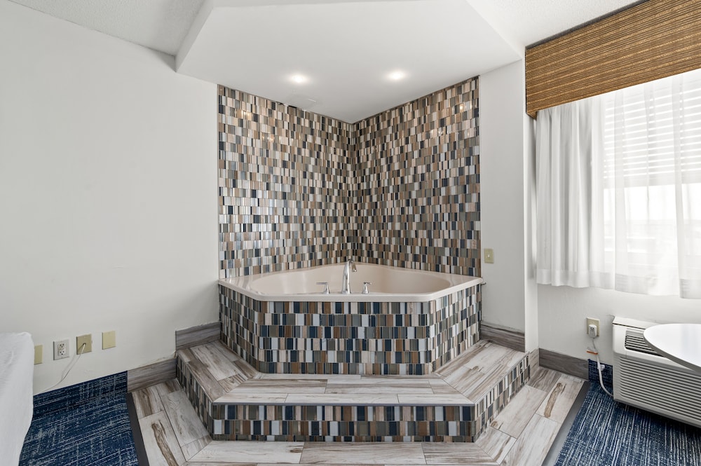 Single Room, 1 King Bed, Jetted Tub photo 3