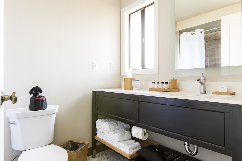 Deluxe Room, 1 King Bed, Fireplace, Partial Ocean View photo 3