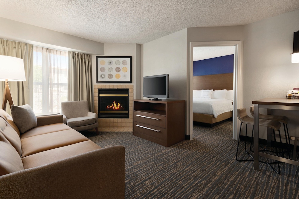 Suite, 2 Bedrooms, Fireplace (Mobility/Hearing Access, Roll-In Shwr)