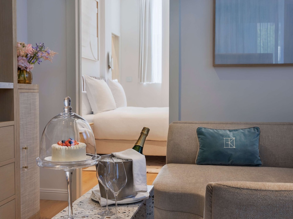 Suite, 1 King Bed (Menachem)