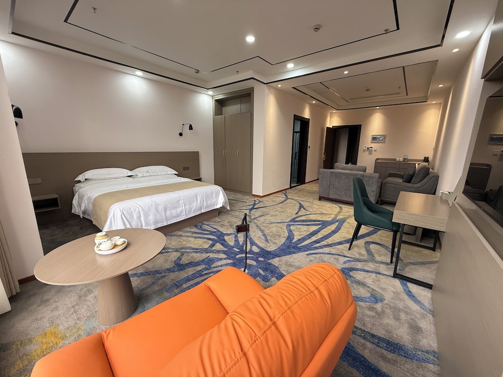 Deluxe Suite, 1 King Bed, City View