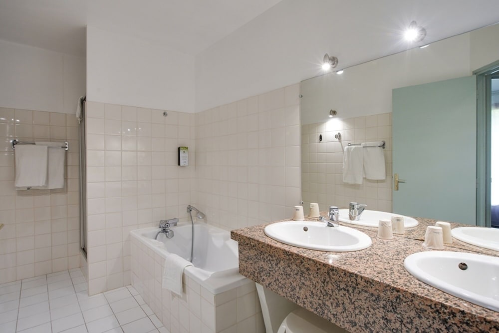 Family Room, Multiple Beds, Bathtub photo 3