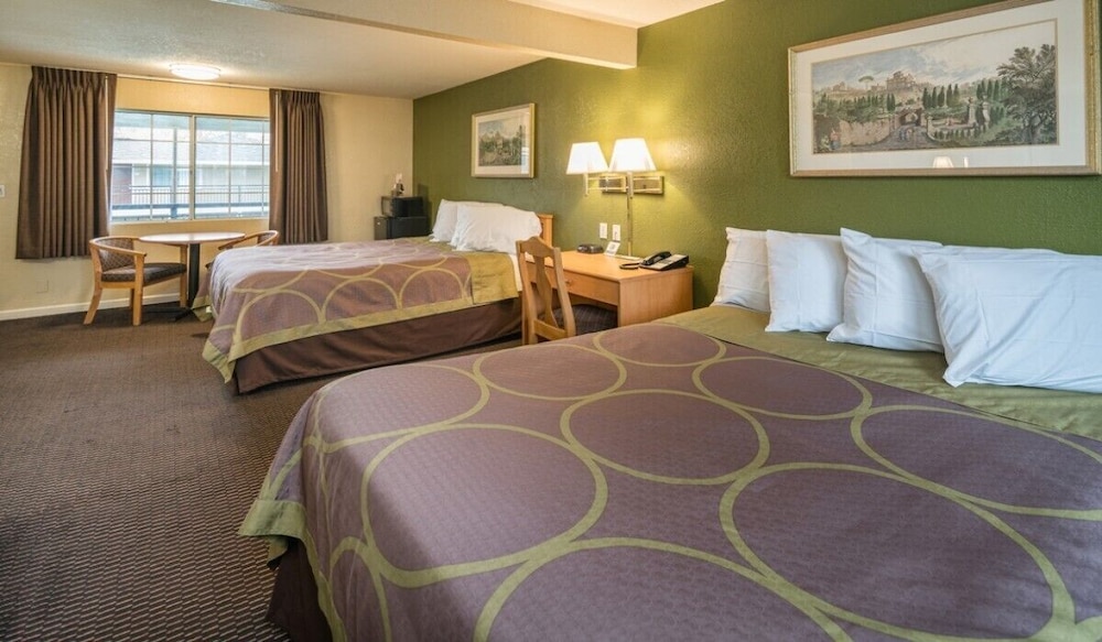 Double Room, 2 Queen Beds, Smoking