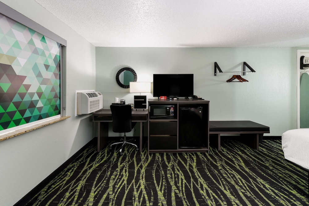 Suite, 1 Queen Bed, Non Smoking - Photo 13