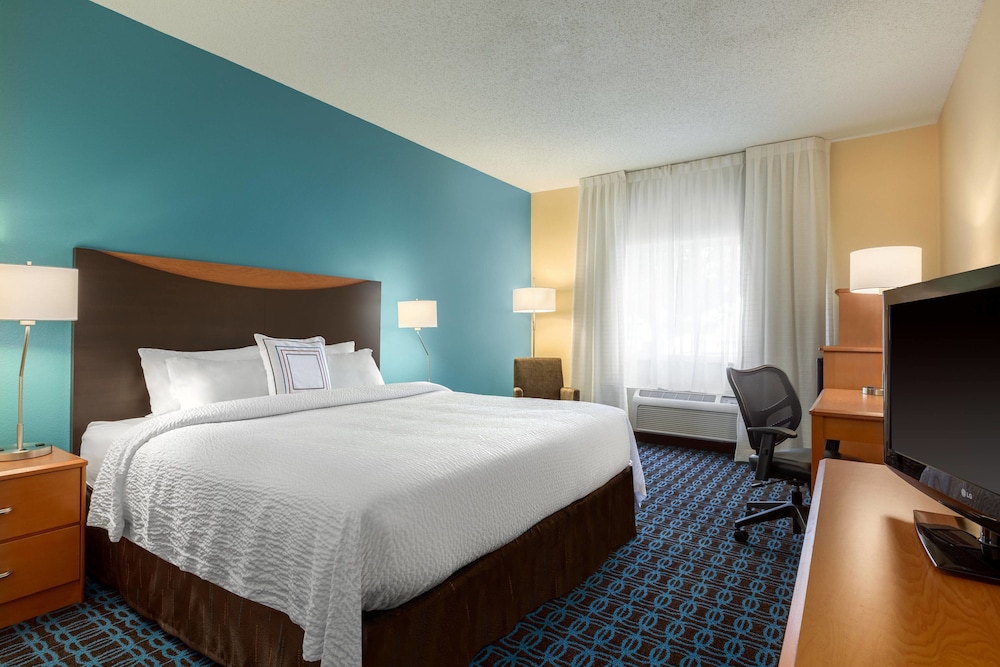 Room, 1 King Bed (Mobility/Hearing Access, Roll-In Shwr) photo 3
