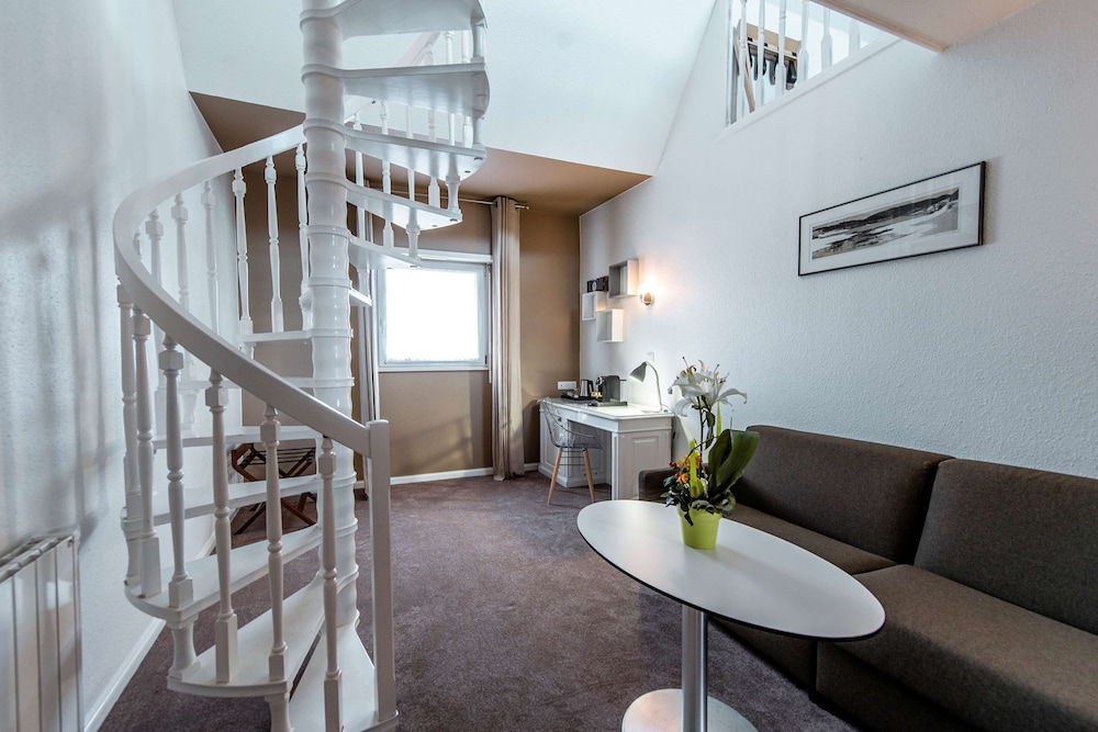 Suite, Multiple Beds, Non Smoking - Photo 2
